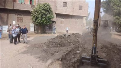 إزالة تعد على ترعة بالردم بمركز أبنوب بطول 1.6 كم وتروي 450 فدانا