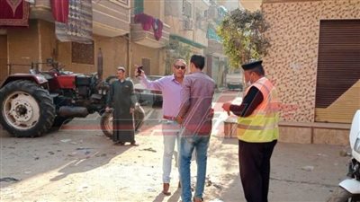 ضبط سائق جرار زراعي ألقى مخلفات هدم بالطريق العام بـ”المنوفية“