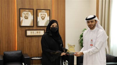 رئيس الشارقة للإعلام يكرم الأميرة مضاوي بنت المنتصر آل سعود رئيس ملتقى رياضة المرأة