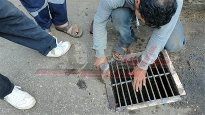 تركيب أغطية لصفايات الأمطار ومراجعة بالوعات ومحطات الصرف بكفر الشيخ