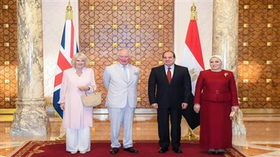 الرئيس عبد الفتاح السيسي وقرينته يستقبلان ولي عهد بريطانيا والسيدة قرينته