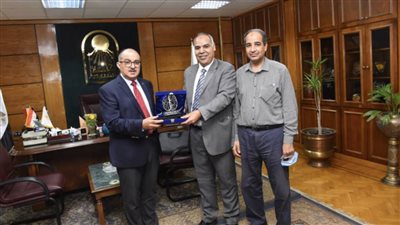 رئيس جامعة أسيوط يتسلم درع تكريم من الجمعية المصرية للأمراض العصبية والنفسية