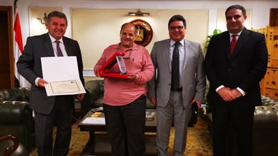 وزير قطاع الأعمال يكرم عاملًا بشركة 