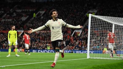 محمد صلاح يعرض قميص 