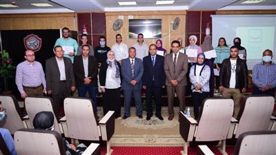 جامعة سوهاج تكرم طلاب الهندسة بعد طلائهم للمنازل بقرى مبادرة حياة كريمة