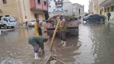 رئيس مدينة العريش يوجه بالدفع بسيارات لشفط مياه الأمطار من شوارع المدينة