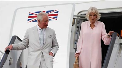 الأمير تشارلز وقرينته يغادران مصر بعد زيارة استمرت يومين