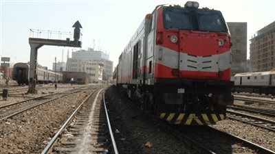 الأمن يكشف تفاصيل فيديو تعطل سيارة نقل على شريط السكة الحديد