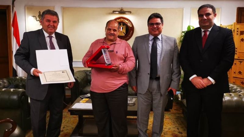 هشام توفيق وزير قطاع