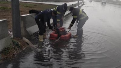 فرق وأطقم مجابهة الأزمات بالبحيرة تواصل أعمالها للحد من آثار موجة الأمطار