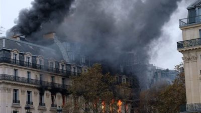 حريق مروع يلتهم المباني التاريخية في وسط باريس (فيديو وصور)