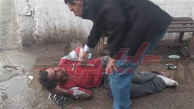 أنقذوه من البرد.. نقل مواطن يفترش الطريق العام لمستشفى قويسنا المركزي