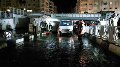 محافظ البحيرة يشرف على أعمال رفع تراكمات المياه بنفق شبرا بدمنهور 