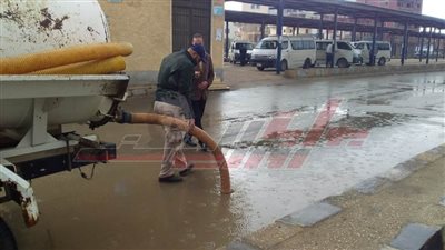 جهود مكثفة لرفع مياه الأمطار من شوارع وميادين كفر الشيخ