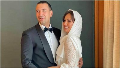 والد حلا شيحا يستقبلها مع معز مسعود في افتتاح معرضه