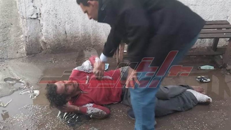 مواطن مجهول يفترش