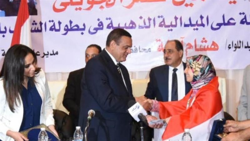 محافظ البحيرة يكرم