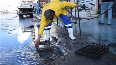 محافظ الإسكندرية يتابع عمليات تصريف تراكمات مياه الأمطار بطريق الكورنيش