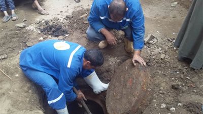 صيانة وقائية داخل خطوط الصرف لاستيعاب كميات مياه الأمطار بالفيوم