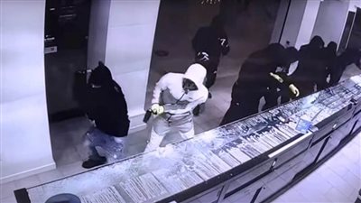 شبيه بمشهد هوليوودي.. سطو مسلح في أقل من 60 ثانية (فيديو)