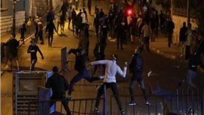 مستوطنون إسرائيليون يقطعون الطرق ويعتدون على الفلسطينيين في مدن مختلفة بالضفة الغربية