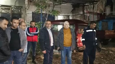 رئيس حي غرب بالإسكندرية تتابع جهود إزالة تجمعات مياه الأمطار   