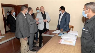 محافظ بني سويف يتفقد سير العمل بمجلس قروي بياض