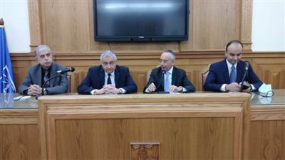 الغندور يعقد جلسة حوارية مع الباحثين والناشرين المتميزين بجامعة الإسكندرية لدعمهم