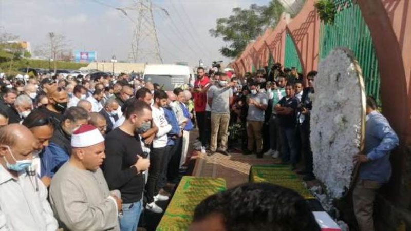 معز مسعود يؤم المصلين