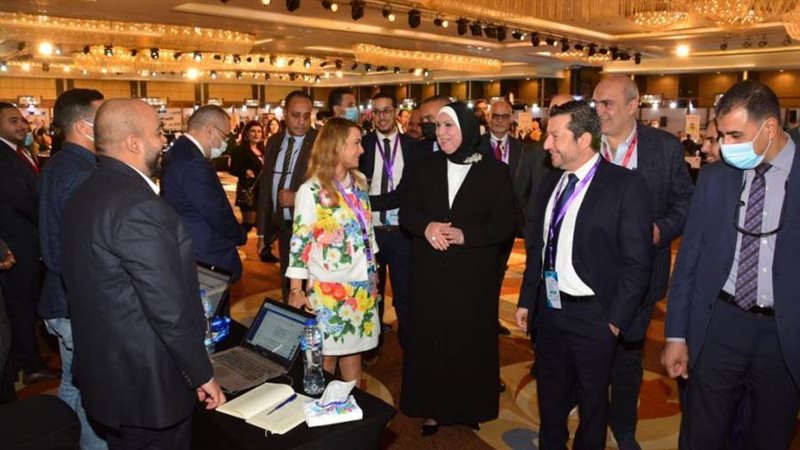 وزيرة التجارة والصناعة