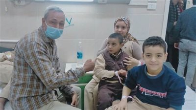 بعد تسمم 25 طالبًا.. محافظ أسيوط يطمئن على حالتهم ويوقف صرف الوجبات المدرسية 