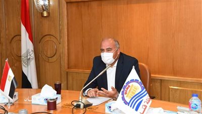 محافظ قنا: وقف الوجبات المدرسية بشكل مؤقت لحين التأكد من مطابقتها للمواصفات