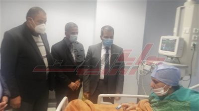 رئيس جامعة كفر الشيخ يطمئن على حالة المواطنة 