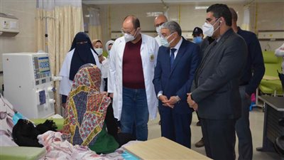 محافظ المنيا يتابع سير العمل بمستشفى ملوي التخصصي وديرمواس المركزي 