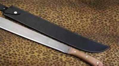 ضبط أحد الأشخاص ممسكاً بعدد 2 سلاح أبيض ويقوم بتهديد المواطنين بالإسماعيلية