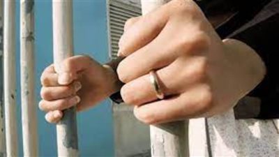 حبس ربة منزل وعشيقها لاتهامهما بقتل طفلها ضربًا حتى الموت في المحلة