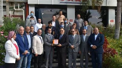 محافظ الشرقية يتفقد مصنعًا لإنتاج وتصنيع الملابس الجاهزة بالعاشر من رمضان 