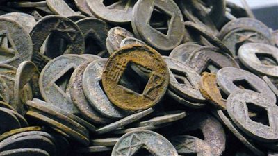 اكتشاف حلي ذهبية في قبر قديم بمقاطعة شنشي شمال غربي الصين