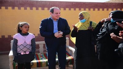 الرئيس السيسي يتفقد القرى المتضررة من السيول بأسوان.. ويؤكد للأهالي 