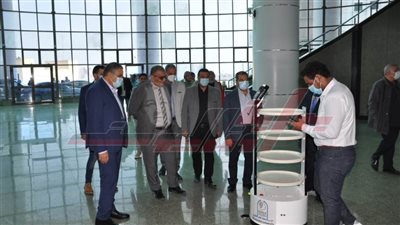 تسليم روبوت الخدمات الطبية إلى مستشفى جامعة  كفر الشيخ لاستخدامه في أدوار العزل الطبي