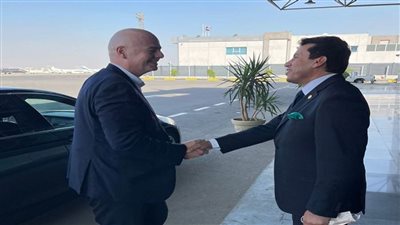 وزير الرياضة يستقبل رئيس الفيفا بمطار القاهرة الدولي