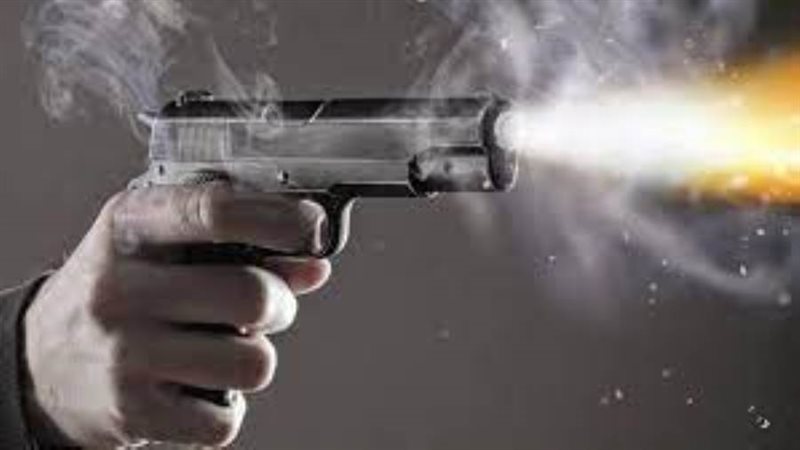 أثناء العبث بالسلاح