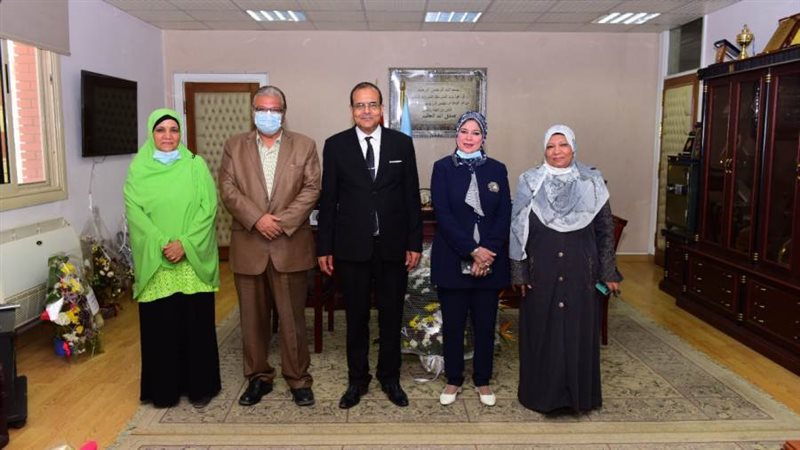 الدكتور مصطفي عبد