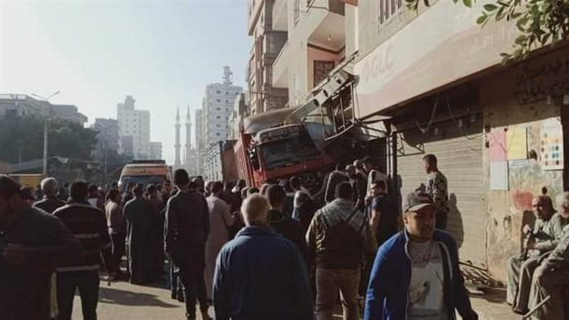 إصدام سيارة بمخبز