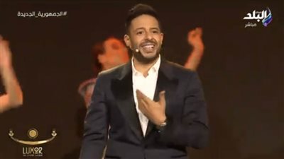 حماقي ولارا إسكندر يغنيان 