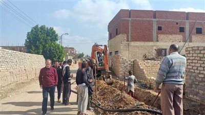 استكمال أعمال الحفر ومد الكابلات بعزبة 