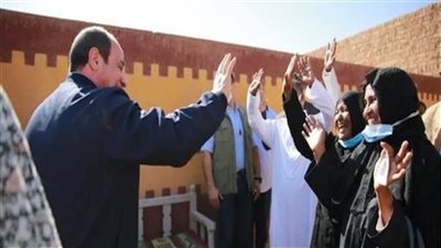 سعادة غامرة لأهالي قرية غرب أسوان المتضررة من السيول بعد زيارة الرئيس السيسي