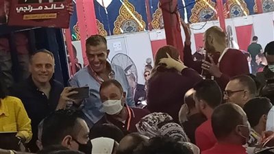 أعضاء الأهلي يلتقطون سيلفي مع الخطيب خلال الانتخابات