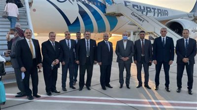 وزير الطيران المدني يشكر فرق العمل بمطاري القاهرة والأقصر 