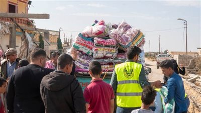 توزيع أغطية ومفروشات على قرى الشيخ زويد لمواجهة الشتاء  